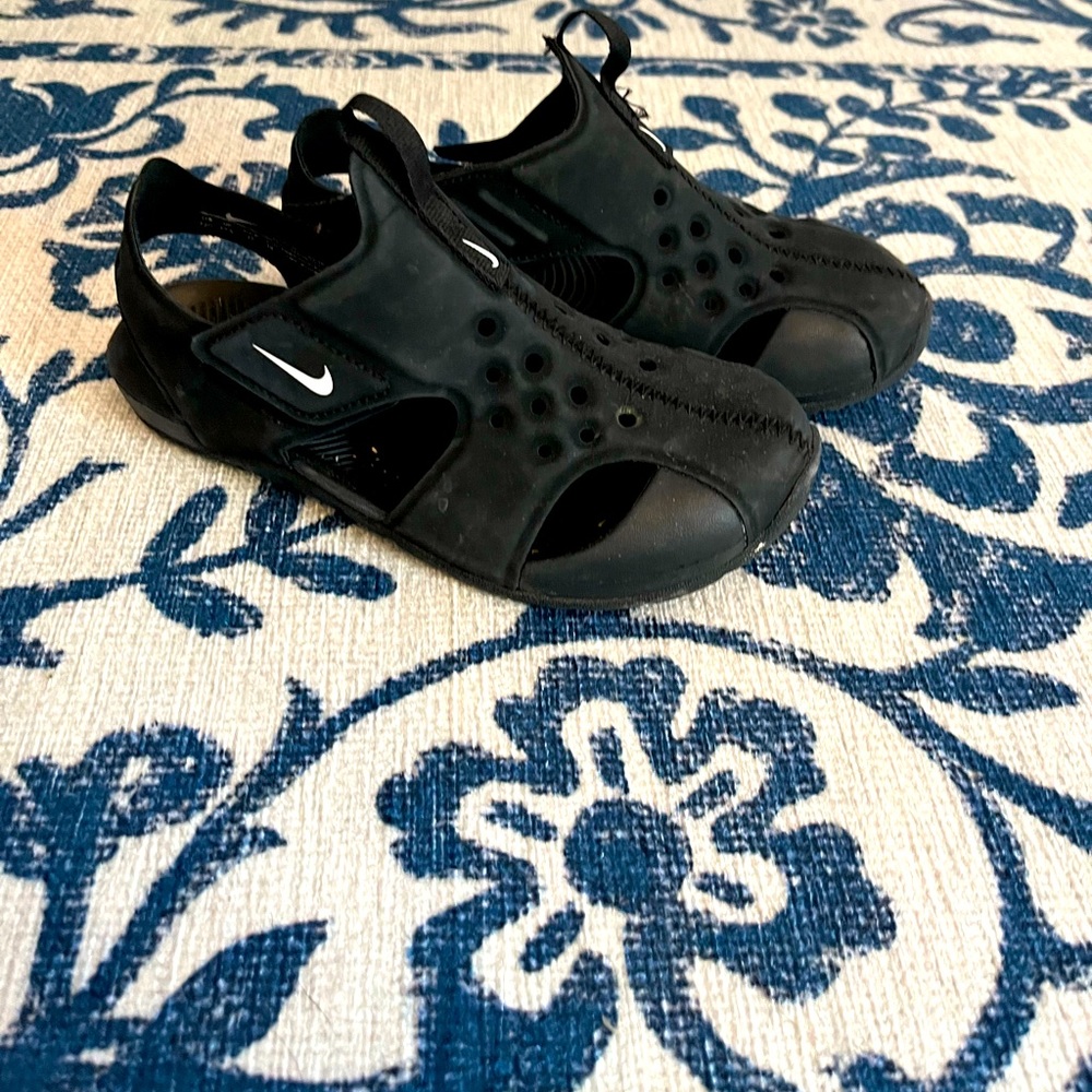 Little boys Nike water shoe/ sandal. Size 13